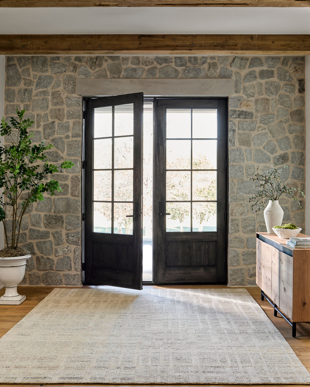 Knoxville Hand Knotted Rug KNX-2300 in Ivory, styled in a room